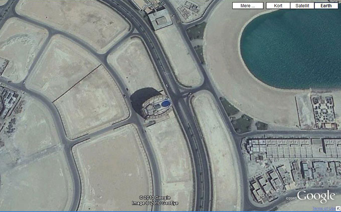 Bygningen taget med google maps - man kan seden store pool p taget.